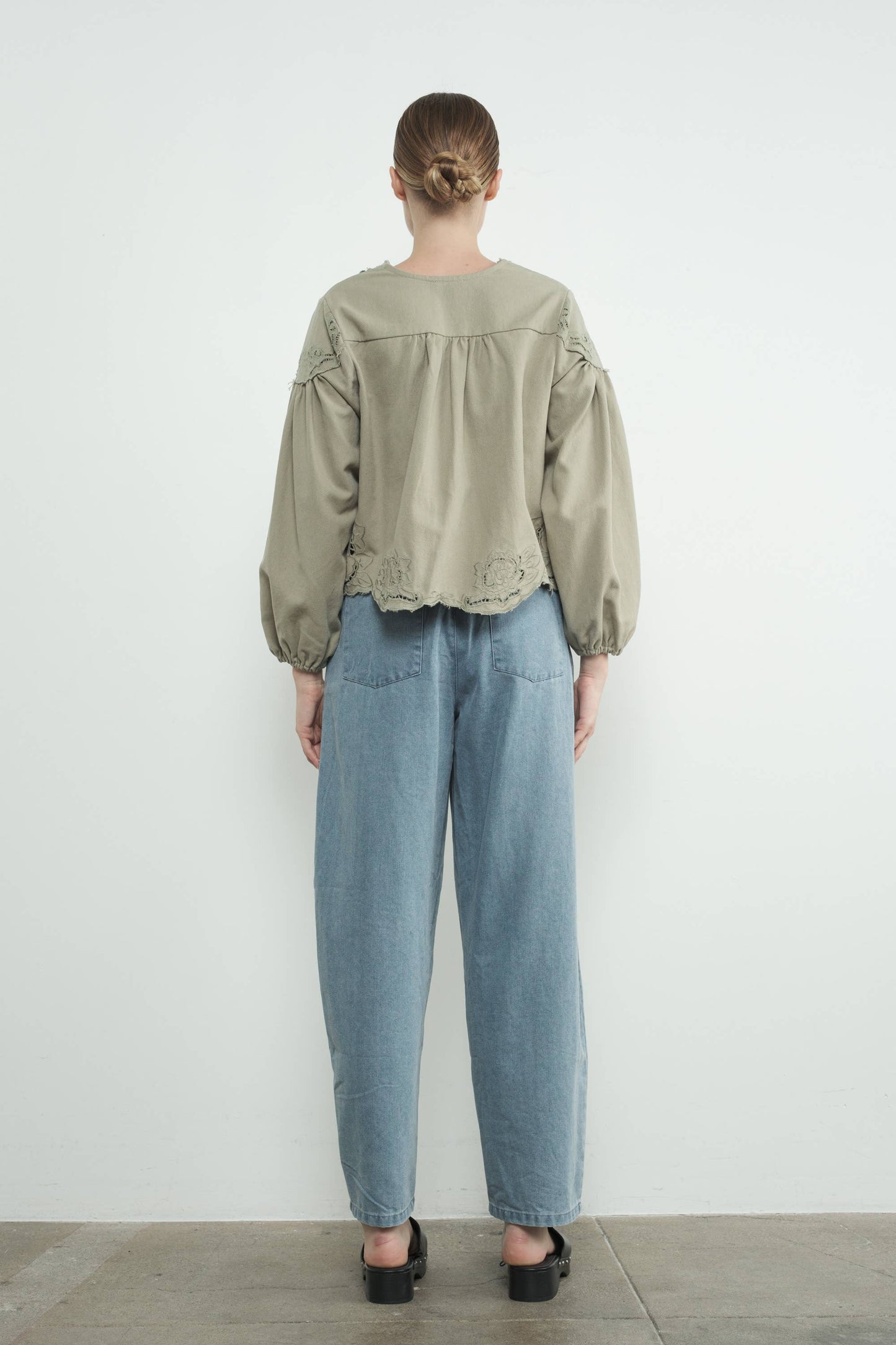 DENIM EMBROIDERY VOLUME SLEEVE BLOUSE TOP